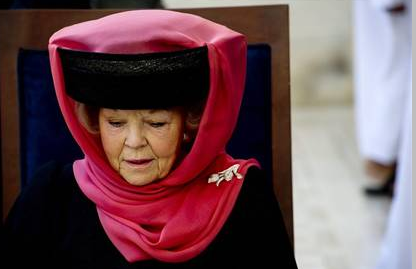 Kraliçe başörtüsü taktı ortalık karıştı - Resim: 1