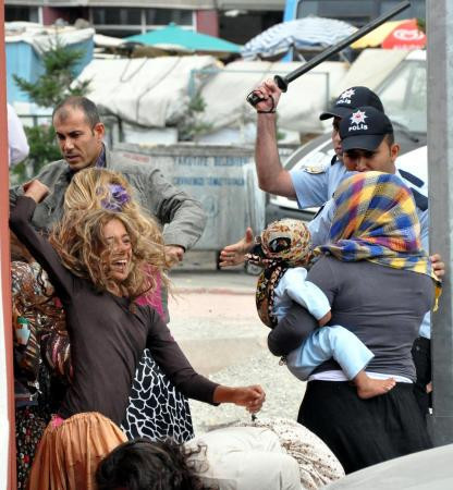 Gözaltını soyunarak protesto etti - Resim: 3