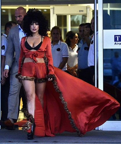 Lady Gaga İstanbul'a böyle geldi - Resim: 2