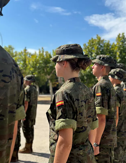 Kralın 17 yaşındaki kızı Prenses Leonor askere gitti! Fotoğrafları ülkede gündem oldu - Resim: 2