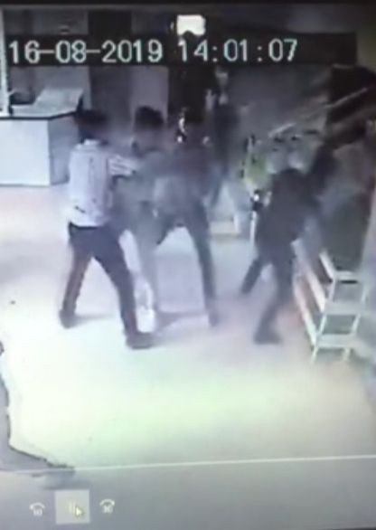 Isparta'da baba ve oğlunun doktoru dövdükleri anlar güvenlik kamerasında! - Resim: 1