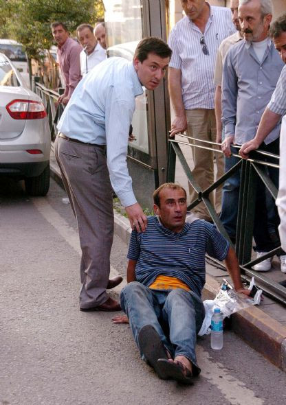 Sokak ortasında döve döve bayılttılar - Resim: 1