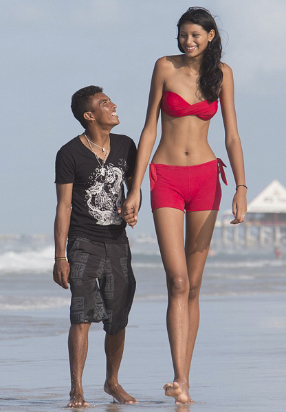 2 metrelik genç kızın 1.5 metrelik aşkı! - Resim: 1