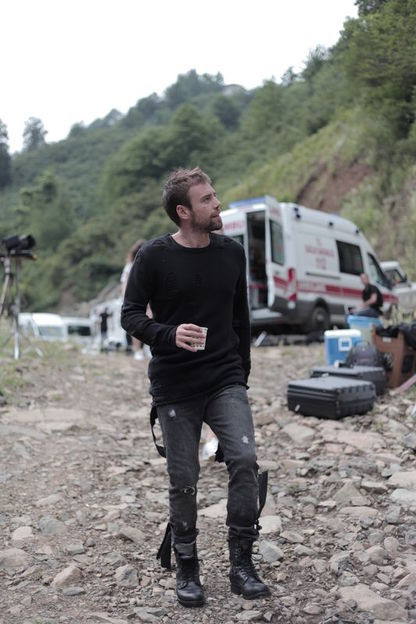 Ünlü sanatçı 15 metrelik kayalıklardan aşağıya atladı! - Resim: 3