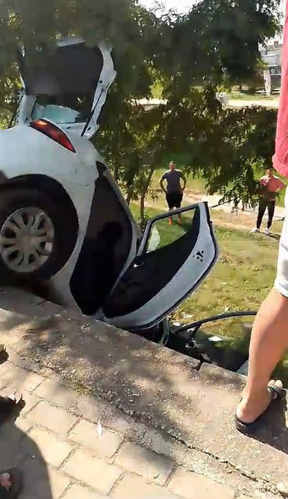 Düğüne giden aile ölümden döndü! Araçları şarampole uçtu: 3 yaralı - Resim: 1