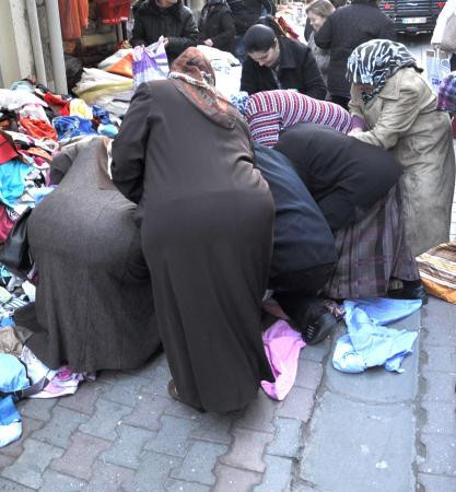 1 liralık çarşaf için birbirlerini paraladılar - Resim: 4