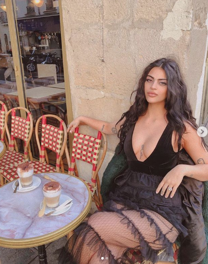 Cesur göğüs dekoltesi başına bela oldu kapıdan kovuldu - Resim: 2