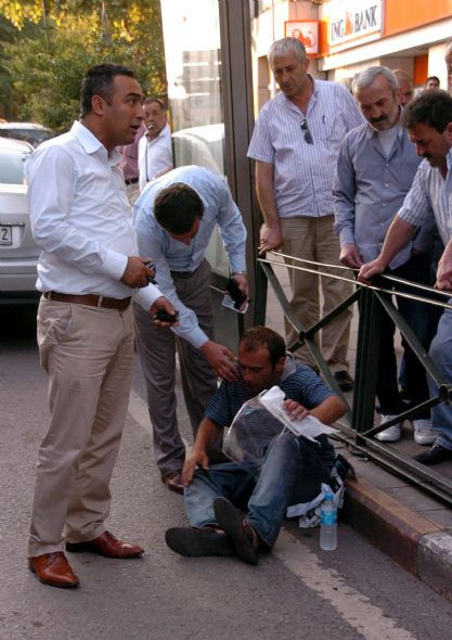 Sokak ortasında döve döve bayılttılar - Resim: 4