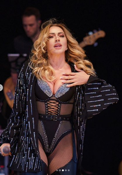 Hadise'den iç çamaşırına benzer kıyafetiyle dans şovu! Efsane dans performansı - Resim: 3