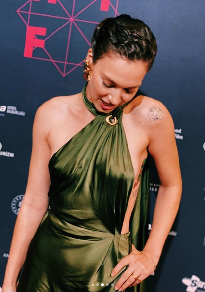 Melisa Şenolsun'un Hülya Avşar benzerliği olay! Sosyal medya yıkıldı - Resim: 1