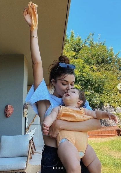 Yeğeniyle pozunu paylaşan Hande Erçel'in ilginç tişörtü fiyatıyla şoke etti - Resim: 2