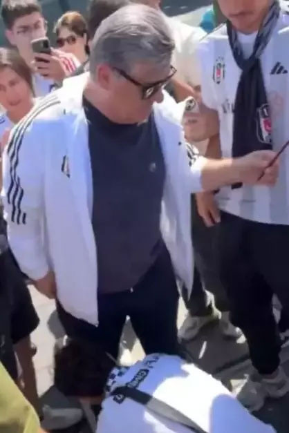 Beşiktaş taraftarı Serdal Adalı'nın ayağını öptü - Resim: 0