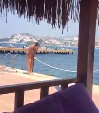 Bikiniyle namaz kılan kadın sosyal medyada tefe kondu namaz değil de yoga mı - Resim: 2