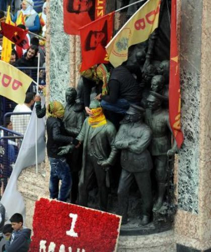 Atatürk Anıtı'na büyük saygısızlık! - Resim: 3