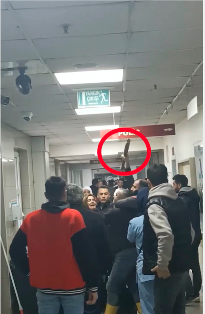 Savaşa gider gibi taşla sopayla hastaneyi bastılar! Genç kadın ölünce... - Resim: 3