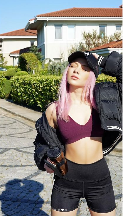 Spora başlayan Ece Seçkin, karın kaslarını sergiledi - Resim: 2