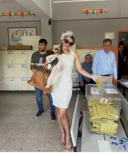 Hatice beyazlar içinde! Oy kullanmaya giderkenki tarzıyla yine konuşuldu - Resim: 1