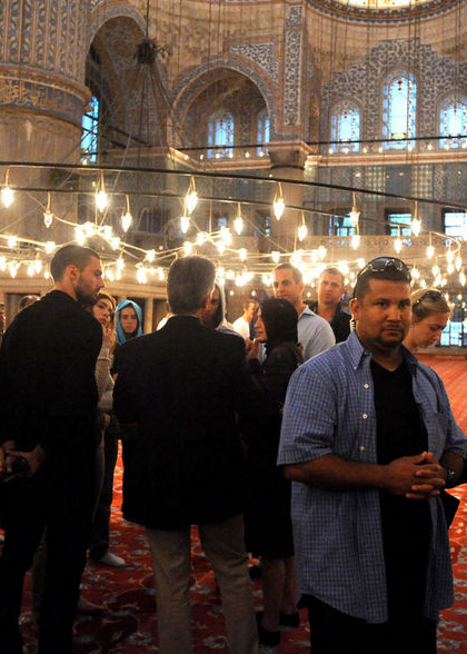 Madonna çorapları ve başörtüsüyle camide! - Resim: 2