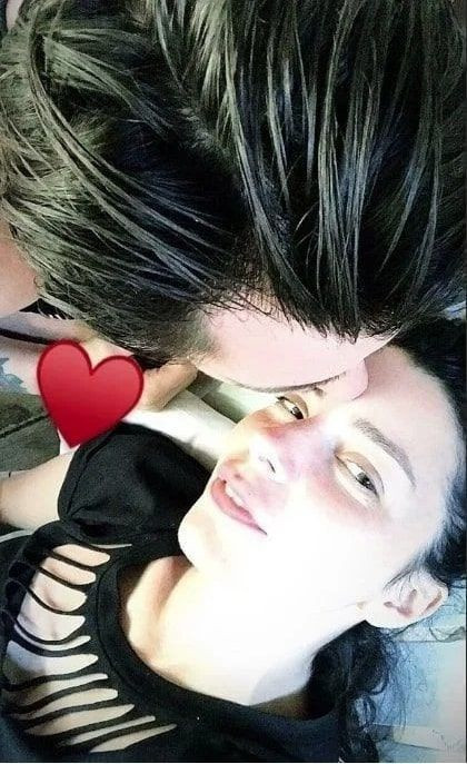 Merve Boluğur sevgilisini plajda öpücüklere boğdu kahkahaları ortalığı inletti - Resim: 1