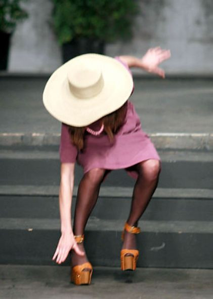 Podyumların güzelleri böyle yere kapaklandı! - Resim: 4