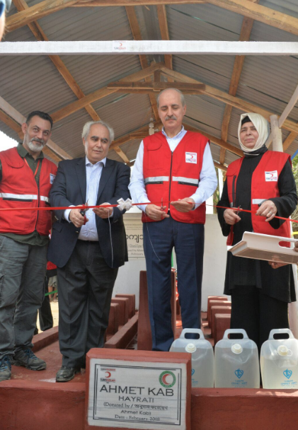 Arakanlı Müslümanlara kendi elleriyle yemek dağıttı! - Resim: 3