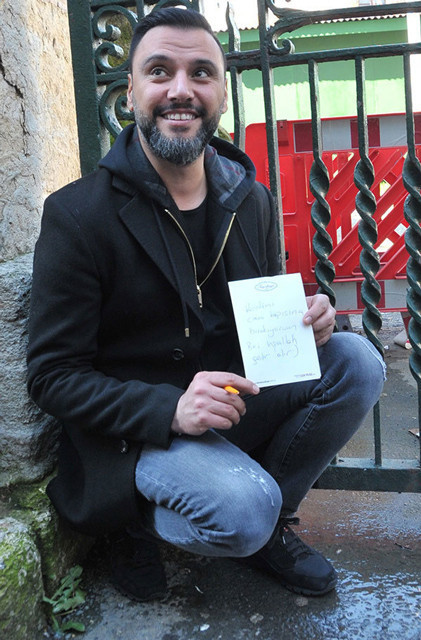 Alişan daha fazla dayanamadı cami kapısında not yazdı - Resim: 2