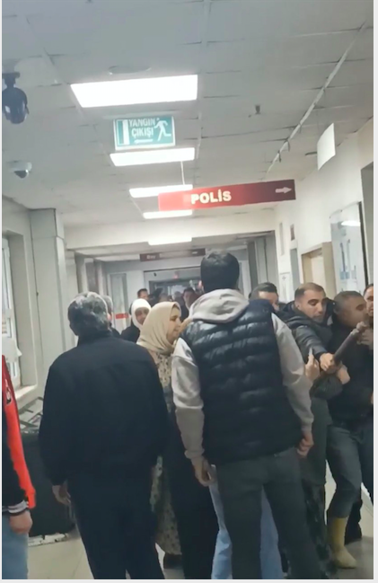 Savaşa gider gibi taşla sopayla hastaneyi bastılar! Genç kadın ölünce... - Resim: 2