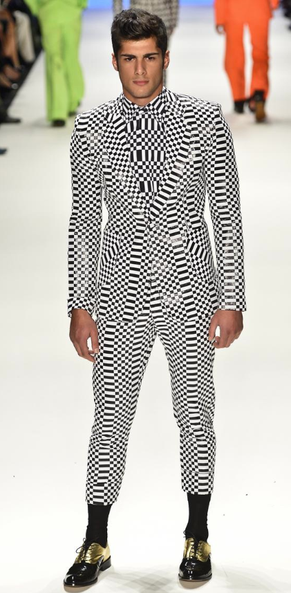 Çağla Şikel podyumda yere kapaklandı - Resim: 4