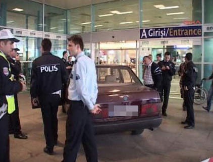 16 yaşındaki kız havaalanını birbirine kattı - Resim: 2