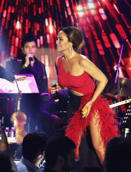 Hülya Avşar'dan muhabirlere iddialı espri geldi! Her hareketi olay olan Avşar bakın ne cevap verdi.. - Resim: 1