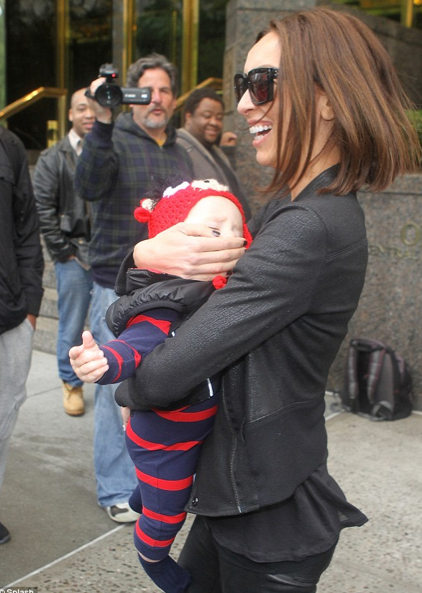 Bu nasıl bebek tutmak! - Resim: 2