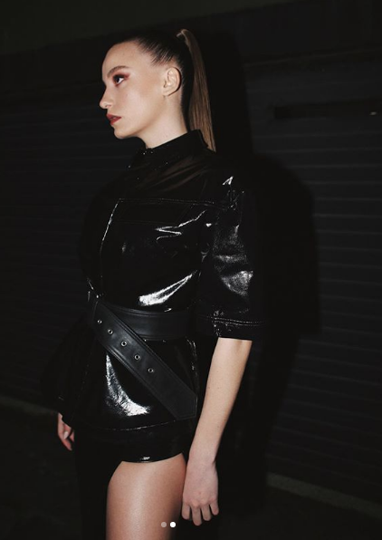 Cem Yılmaz cevabıyla konuşulan Serenay Sarıkaya bacak dekoltesiyle salladı - Resim: 3