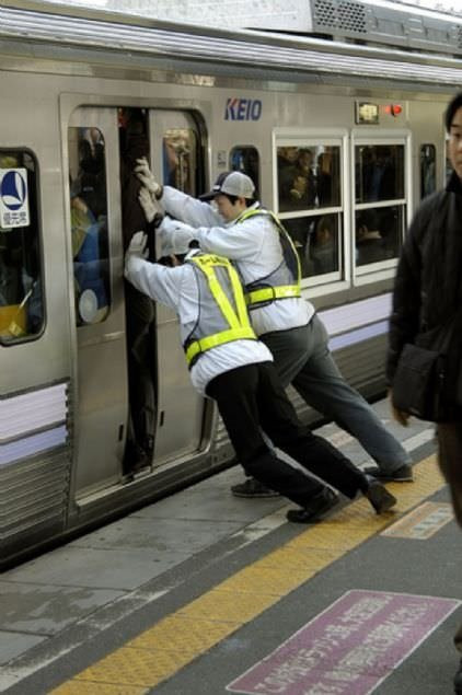 Japonya'da metro yoğunluğuna yemekli çözüm - Resim: 4