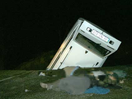 Çöken yol otomobili yuttu - Resim: 1