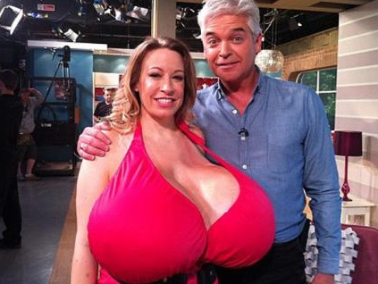 Göğüsleri ile herkesi şok etti! - Resim: 2