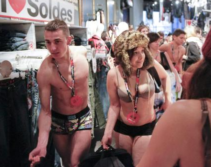 Yarı çıplak mağazaya hücum ettiler - Resim: 2