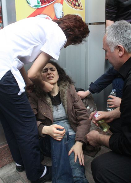 Genç kız acı içinde böyle kıvrandı! - Resim: 2