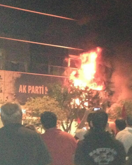 İzmir AKP binası böyle yakıldı - Resim: 3