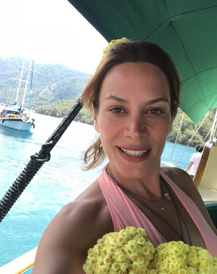 Ebru Cündübeyoğlu yıllar sonra mayolu görüntülendi - Resim: 1