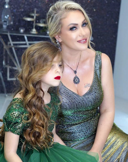 Şaşkın bakışlarla izledi! Yeliz Yeşilmen'den olay dans - Resim: 1