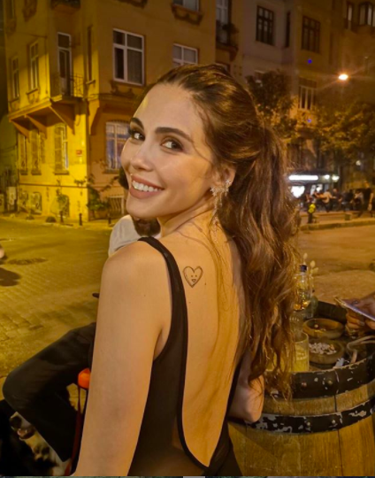 Arka Sokaklar'ın Tekin'i sarmaş dolaş yakalandı sevgilisi 10 yaş büyük çıktı! - Resim: 3