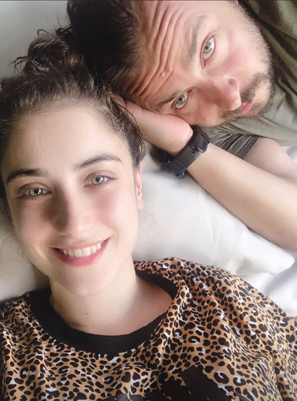 Hazal Kaya Ali Atay ile yataktan paylaştı güzel oyuncu makyajsız şaşırttı - Resim: 2