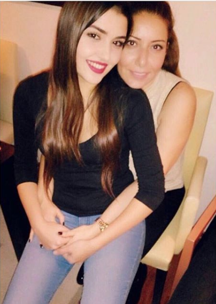 Hande Erçel'den duygulandıran paylaşım! Kanser nedeniyle annesini kaybetmişti - Resim: 1