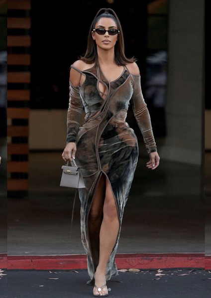 Kim Kardashian'ın makyajsız hali olay! İlk defa bu kadar bakımsız yakalandı - Resim: 1