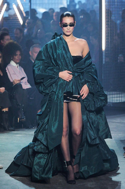 Dünyaca ünlü model kıyafetinin azizliğine uğradı podyumda göğsü açıldı! - Resim: 2