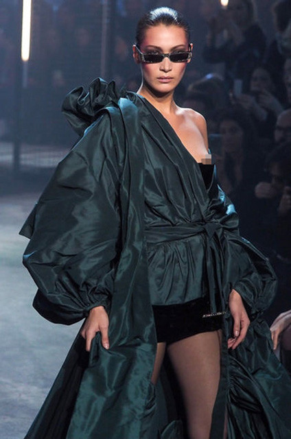 Dünyaca ünlü model kıyafetinin azizliğine uğradı podyumda göğsü açıldı! - Resim: 4