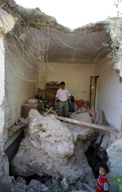 Kaya deprem anında evin üstüne düştü - Resim: 1