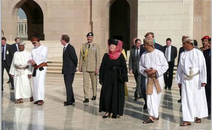 Kraliçe başörtüsü taktı ortalık karıştı - Resim: 4