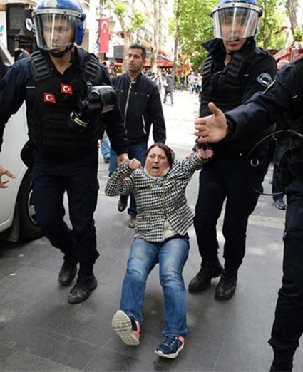 Polis müdahale etti CHP'li vekiller bariyer yıktı - Resim: 2