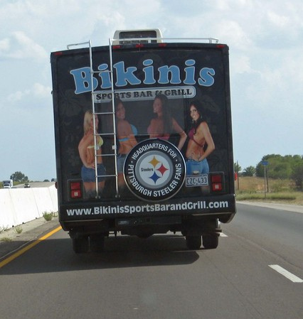 Bu iş yerinde bikini giymeyene iş yok! - Resim: 2